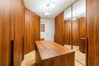 Prodej jedinečného, prostorného RD s větší rovinatou zahrado - 19