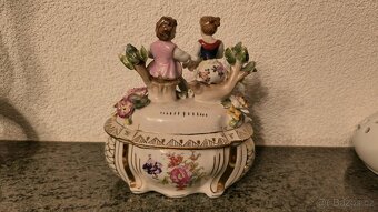 Porcelánová dóza zdobená chlapec s dívkou míšeň - 19