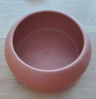 Hrnky, těžítka, figurky, keramika, sklo a dózy dle fota. - 19