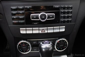 Krásný Mercedes-Benz C 250 Coupé s benzínovým motorem - 19