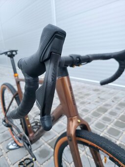 Gravel Focus Atlas 8.9 Carbon 2023 Rival eTap AXS 28" - 19