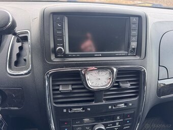 Chrysler Town Country 3,6 2x DVD RT Kůže 2011 - 19
