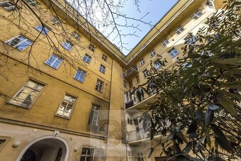 Prostorný a slunný byt 2+kk v klidné části centra Prahy - 19