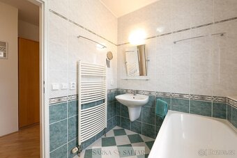 Prodej světlého 2+kk 54m2 s garážovým stáním , 2x sklepem, v - 19