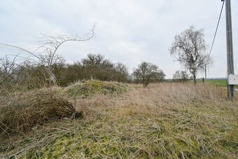 Malý pozemek u silničního přivaděče - 19
