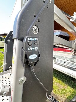 Peugeot Boxer s ručním ovládáním a plošinou 2016 - 19