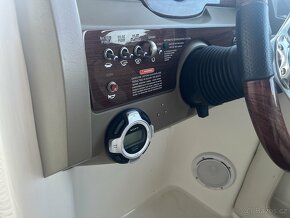 Laminátová sportovní loď SeaRay 240 Sundeck - 19