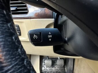 BMW E90 320i 110kW Xenony ALU R17 Tempomat El. tažné - 19