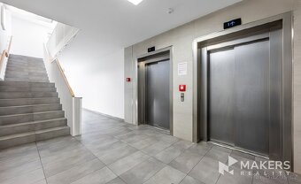 Prodej stylového bytu 3+kk se dvěma balkony, garáží a sklepe - 19