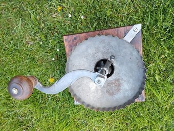 Obrovský velice zajímavý a velmi starý mlýnek na kávu - 19