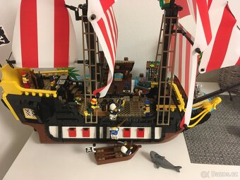 LEGO IDEAS PIRÁTI 21322 Zátoka pirátů z lodě Barakuda - 19