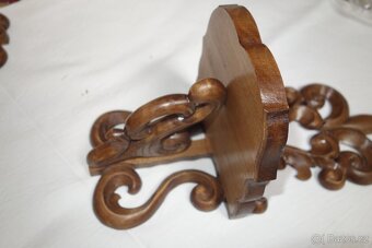 Vyřezávaná skříňka, vyřezávané poličky, podstavce na květiny - 19