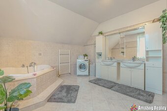 Prodej nadstandardního rodinného domu se zahradním domkem a - 19