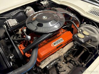 Chevrolet Corvette C2 Convertible z roku 1965. - 19