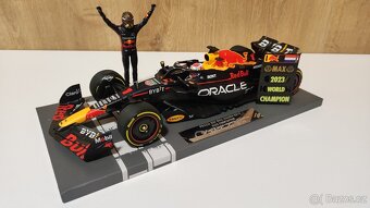Max Verstappen 1:18 + Figurka + podpis karta - 19