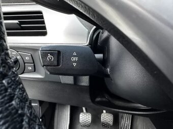 BMW Řada 3 E90 320i 110kW Sedan Navi Aut. klima Šíbr ALU R18 - 19