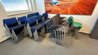 Kancelař nabytek velké množstvi stoly skřině různé - 19