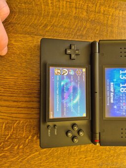 Nintendo DS Lite s příslušenstvím. - 19