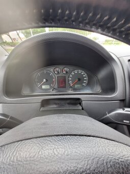 VW Multivan T5,2,5 TDI,128kW,7 míst,1.majitel - 19