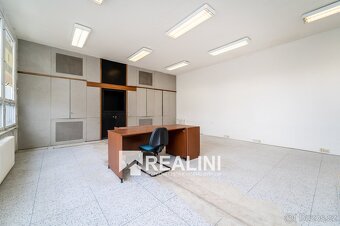 Na prodej obchodní prostor o velikosti 832m2 v centru Karvin - 19
