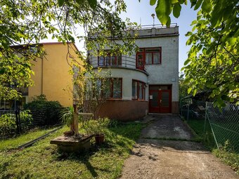 Vilka s arkýřem v České u Brna na parcele 465m2, vjezd, park - 19