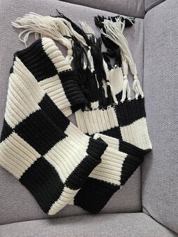 starožitný hrací budík, šaty, kabelka kožená,HRNEČKY - 19