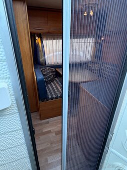 Adria Adora 462 PH 2005 se stanem a pevnou postelí - 19