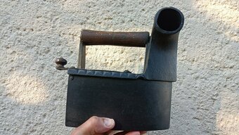 Stará orig. atypická žehlička s komínem. Zdobená do sbírky. - 19