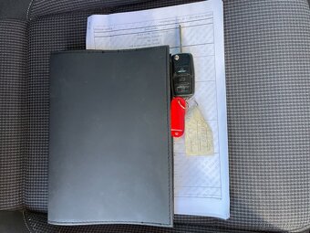 VW Golf 1.6 MPi Senzory, ALU, Výhřev Sedadel - 19