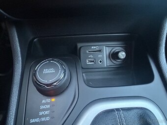 JEEP CHEROKEE 2.0D 125KW 4x4 -LIMITED-AUT-KUŽE-NAVI-TAŽNÉ - 19