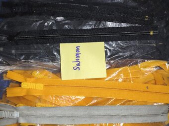 Prodám levně značkové zipy, plastová spirála, stanové - 19
