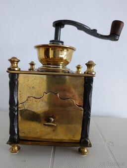 Krásný historický mosazný mlýnek na kávu, ručně kov.části - 19
