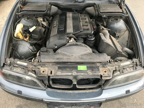 BMW E39 525i 141kW rok 2001 sedan automat - díly - 19