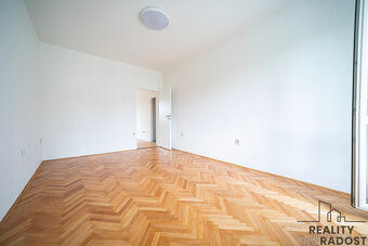 Pronájem bytu 2+1 po kompletní rekonstrukci s balkónem na ul - 19
