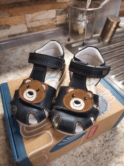 Chodítka, odrážedla, ohrádka, postýlka, botičky vel. 22, - 19