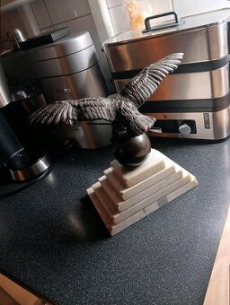 Bronzový orel na mramorovém podstavci – historická dekorace - 19