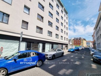 Pronájem prostorného a slunného bytu 2+kk o velikosti 80 m2 - 19