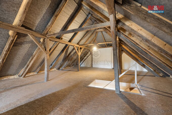 Rodinný dům 6+1 370m2, Klobuky, Kladno - 19