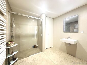 Prodej bytu 1+kk 45 m2 s balkonem, sklepem a garážovým stání - 19