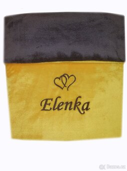 Deka s výšivkou jména na přání více barev - 19