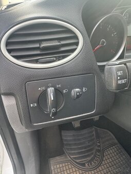Ford Focus 1.6 74 kw benzín - 19