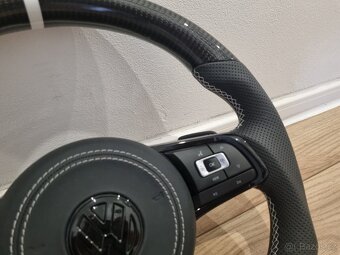VOLKSWAGEN VOLANT KARBON - PERFOROVANA KOŽA - BIELE ŠITIE - 19