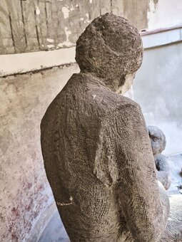 Obří pískovcové sousoší „Matka s dítětem” z období první rep - 19