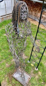 Prodám kovovou sochu ženy - 19