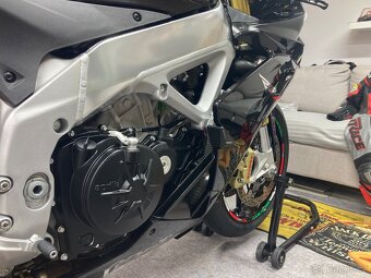 Aprilia RSV4 - 19
