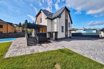 Prodej nového mezonetového bytu 3+1 se zahradou s bazénem - 19