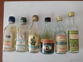 staré mini lahvičky alkoholu - 19