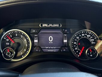 Dodge RAM 1500 5.7 V8 HEMI—2019–Laramie—kůže—velký displej— - 19