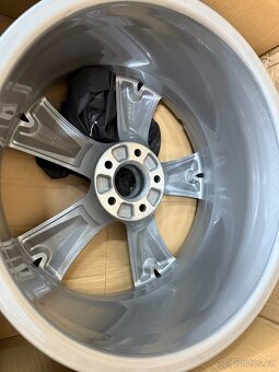 ORIGINÁLNÍ ALU KOLA AUDI A5 8T0601025F ET 32 8.5Jx19H2 - 19