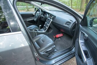 Volvo V60 2.0 D2 88kw VEA, r.v. 2017, man. převodovka - 19